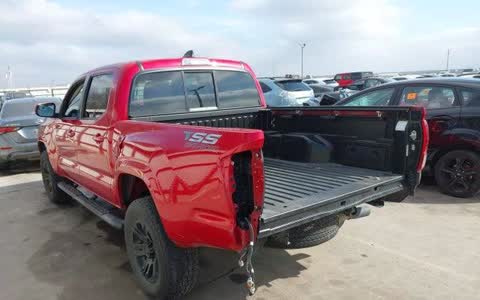 La misma Tacoma en la subasta, sin compuerta ni bumper trasero
